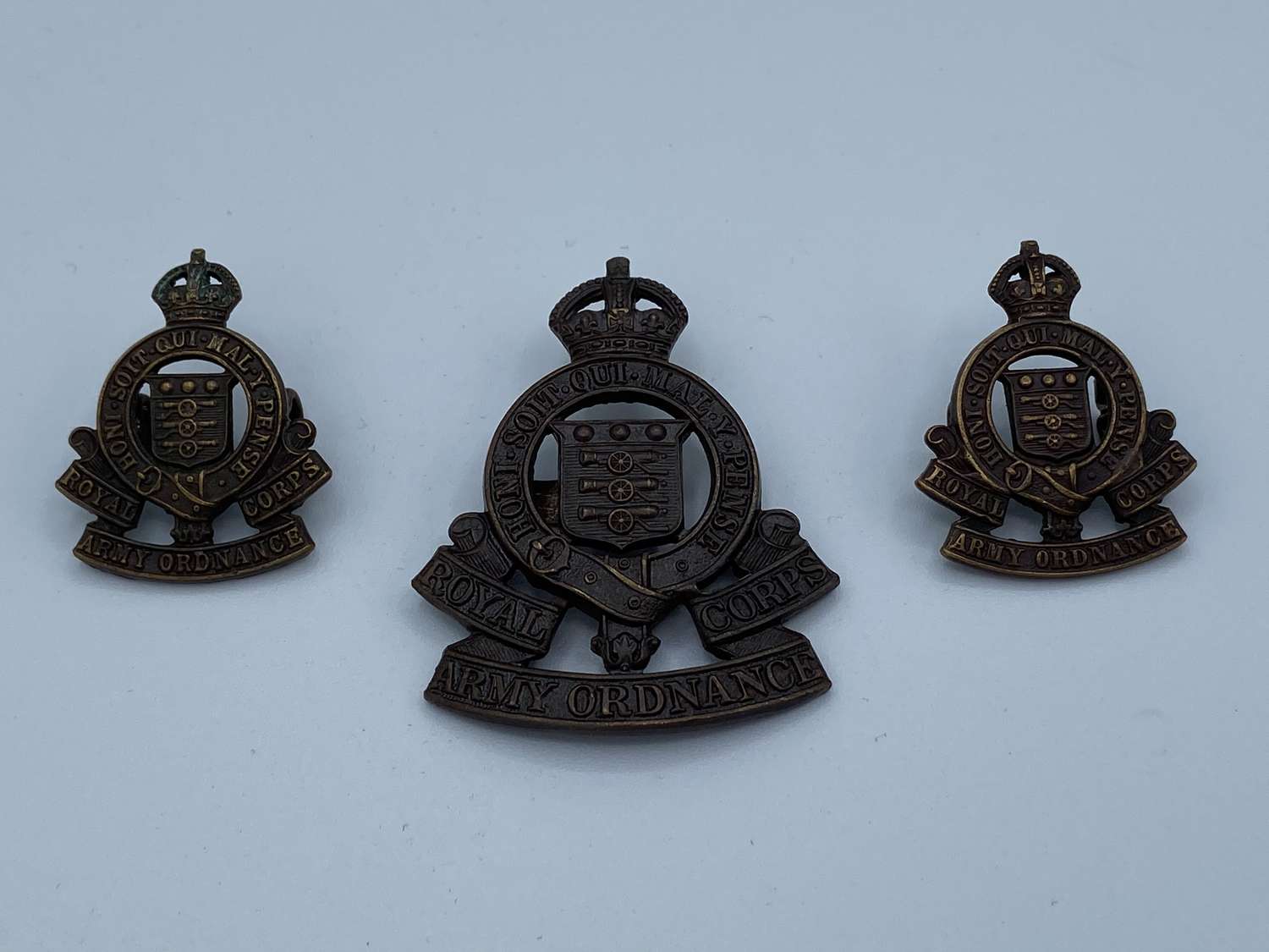 WW2 ROAC Royal Army Ordinants Corps Cap Badge & Shoulder Badges Set