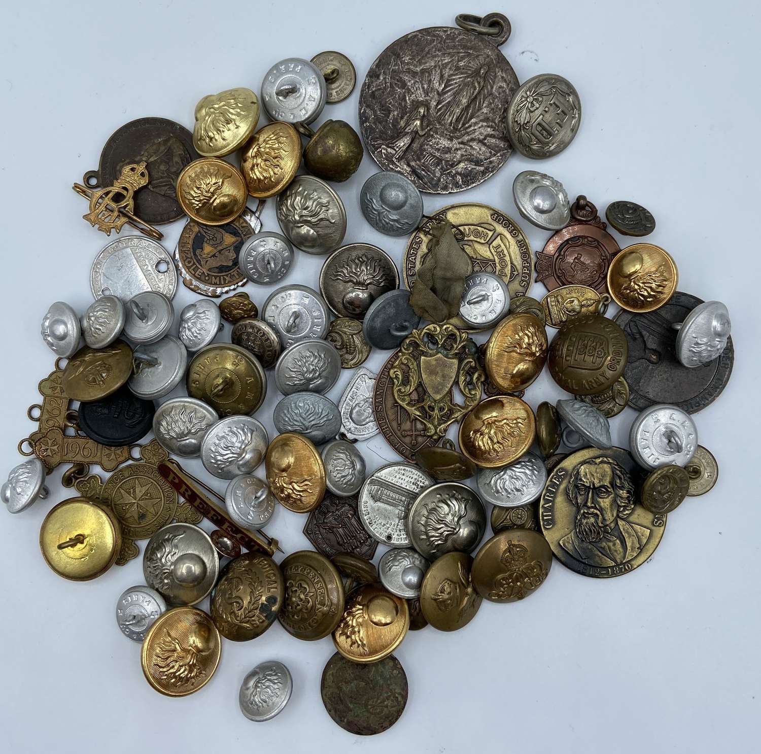 Large WW1 & WW2 British Army And French Army Badge, Pins & Button Lot