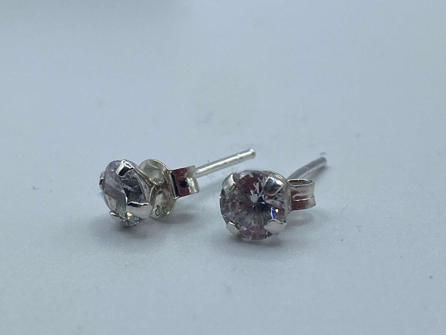 Pair Of Vintage 925 Silver And Clear Quartz Stud Earrings 0.75g