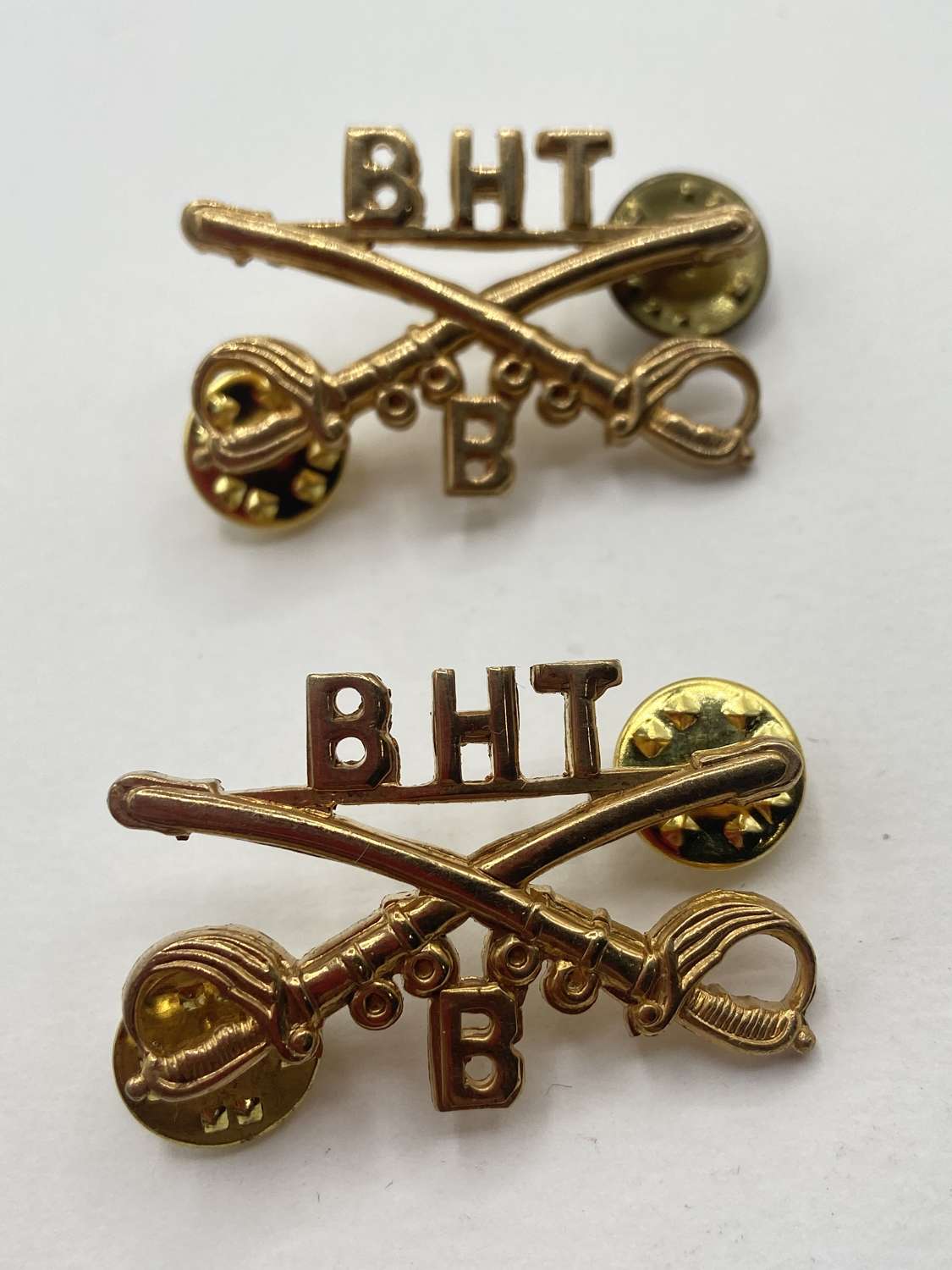 Post WW2 US Army Calvary BHT  B Crossed Sabers Identification Badge