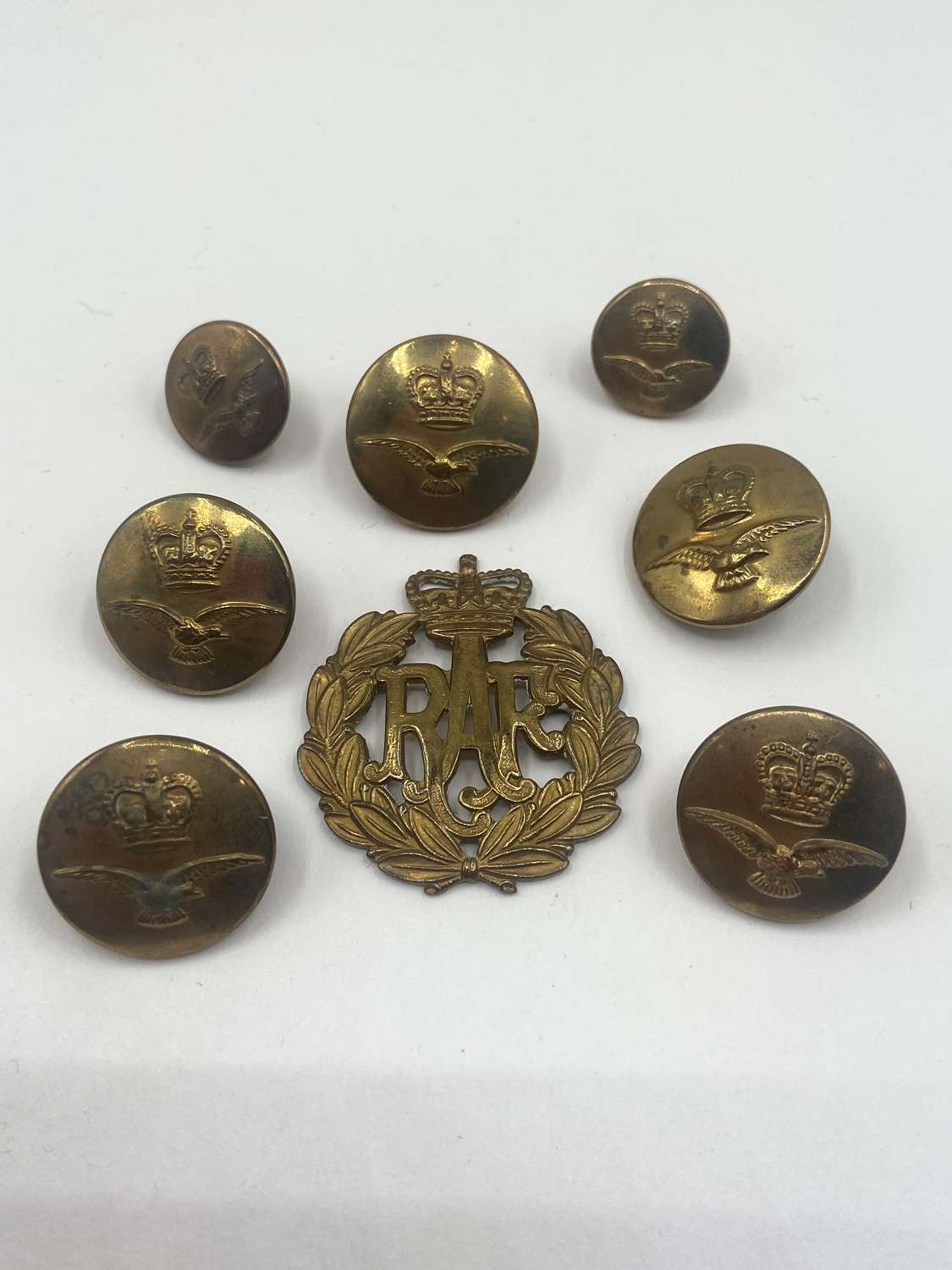 Post WW2 Queens Crown Royal Air Force RAF Buttons & Cap Badge Lot