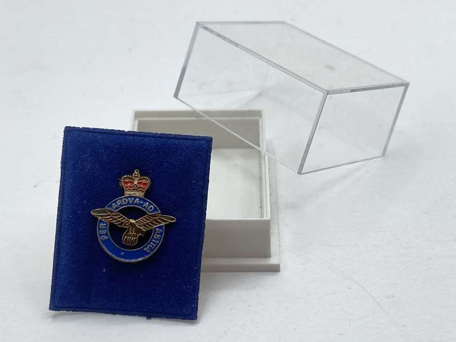 Post WW2 Royal Air Force RAF Insignia Crest Military Enamel Badge