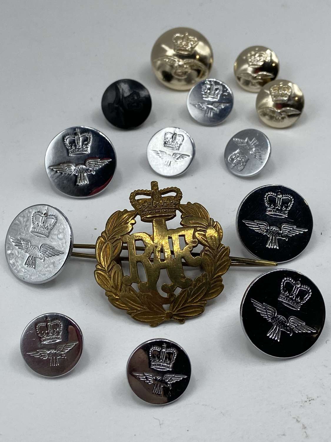Post WW2 Royal Air Force RAF Brass Cap Badge & Various RAF Buttons