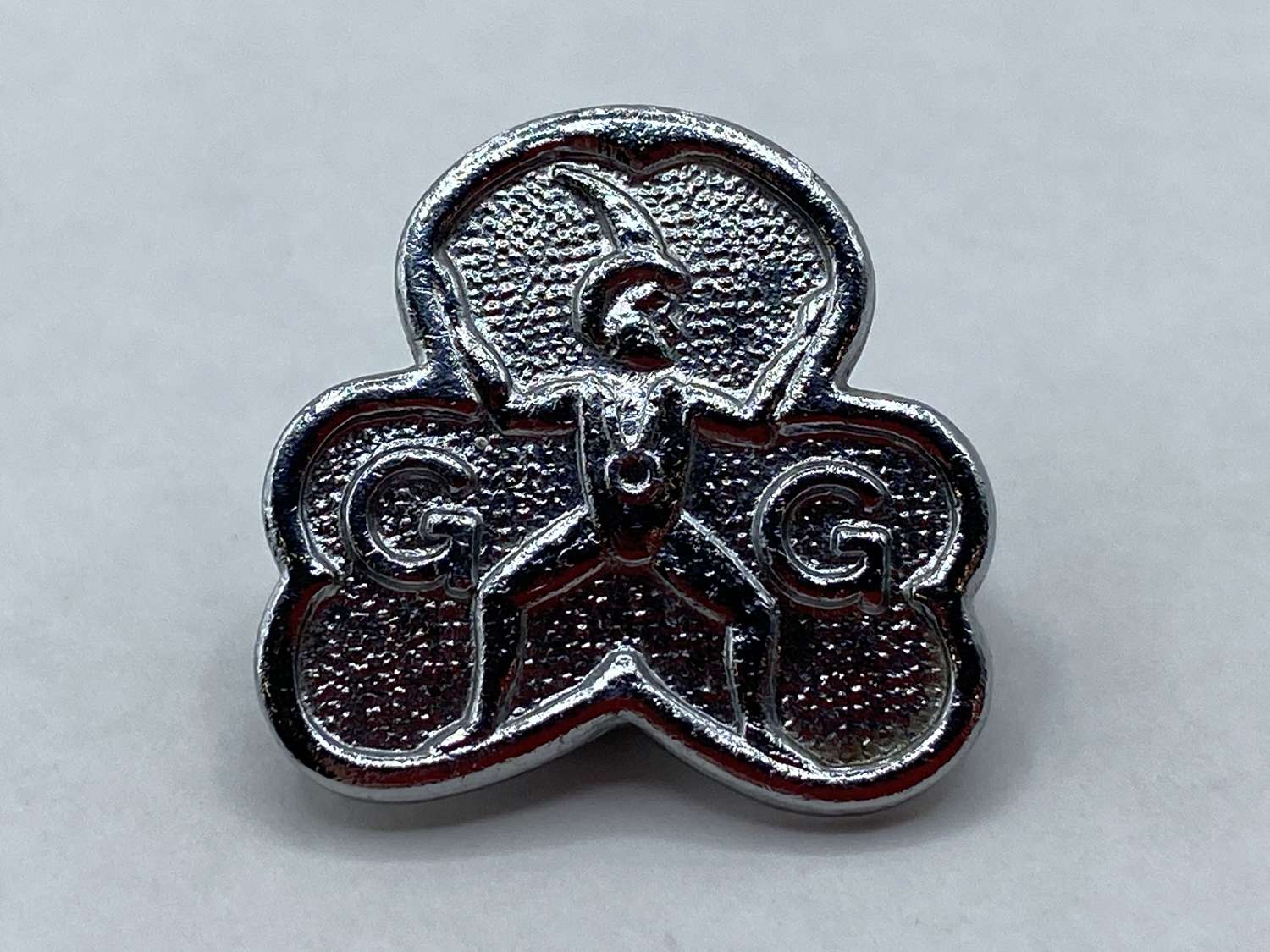 ￼ Vintage Chrome Girls Guides Brownie Promise Badge (1973-1993)