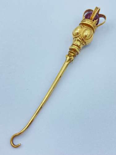 Antique Gold Plated 1911 Coronation Mace Crown Style Button Hook