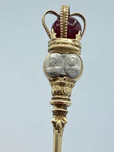 Antique Gold Plated 1911 Coronation Mace Crown Style Button Hook