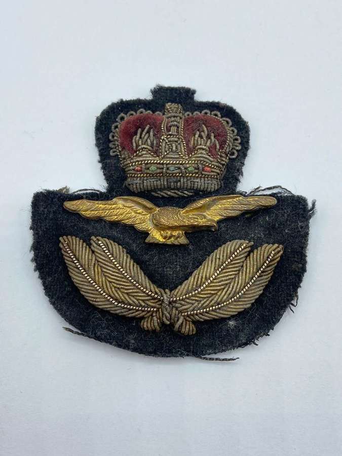 Post WW2 Post 1953 Royal Air Force RAF Officers Cap Badge