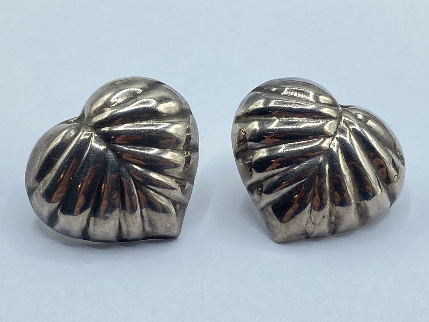 Beautiful Pair Of Vintage Sterling Silver Ribbed Heart Stud Earrings