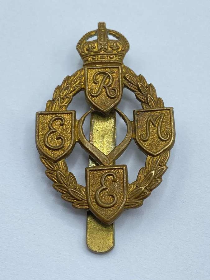 WW2 Royal Electrical Mechanical Engineers Slider Cap Badge By Gaunt
