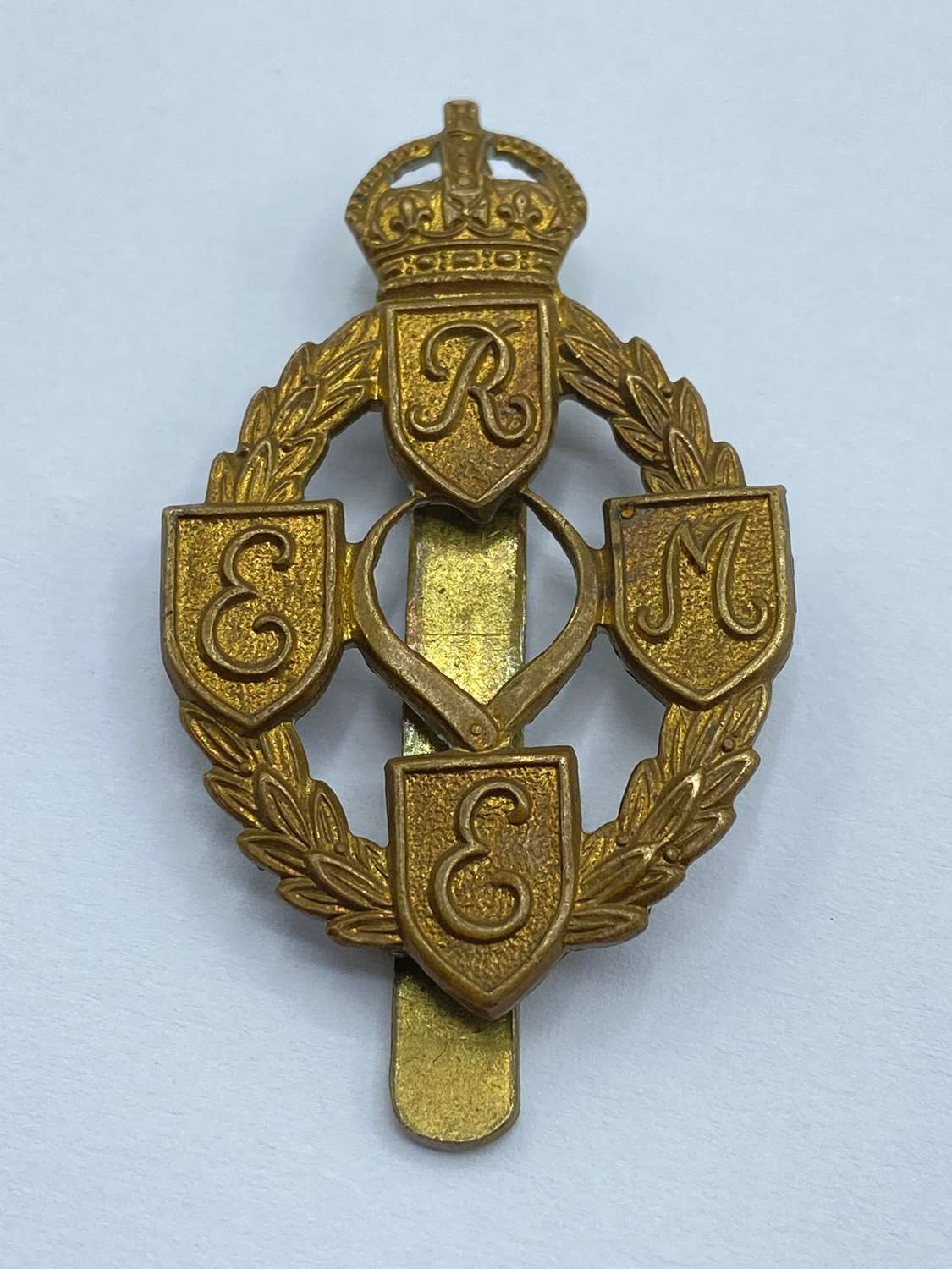 WW2 Royal Electrical Mechanical Engineers Slider Cap Badge By Gaunt