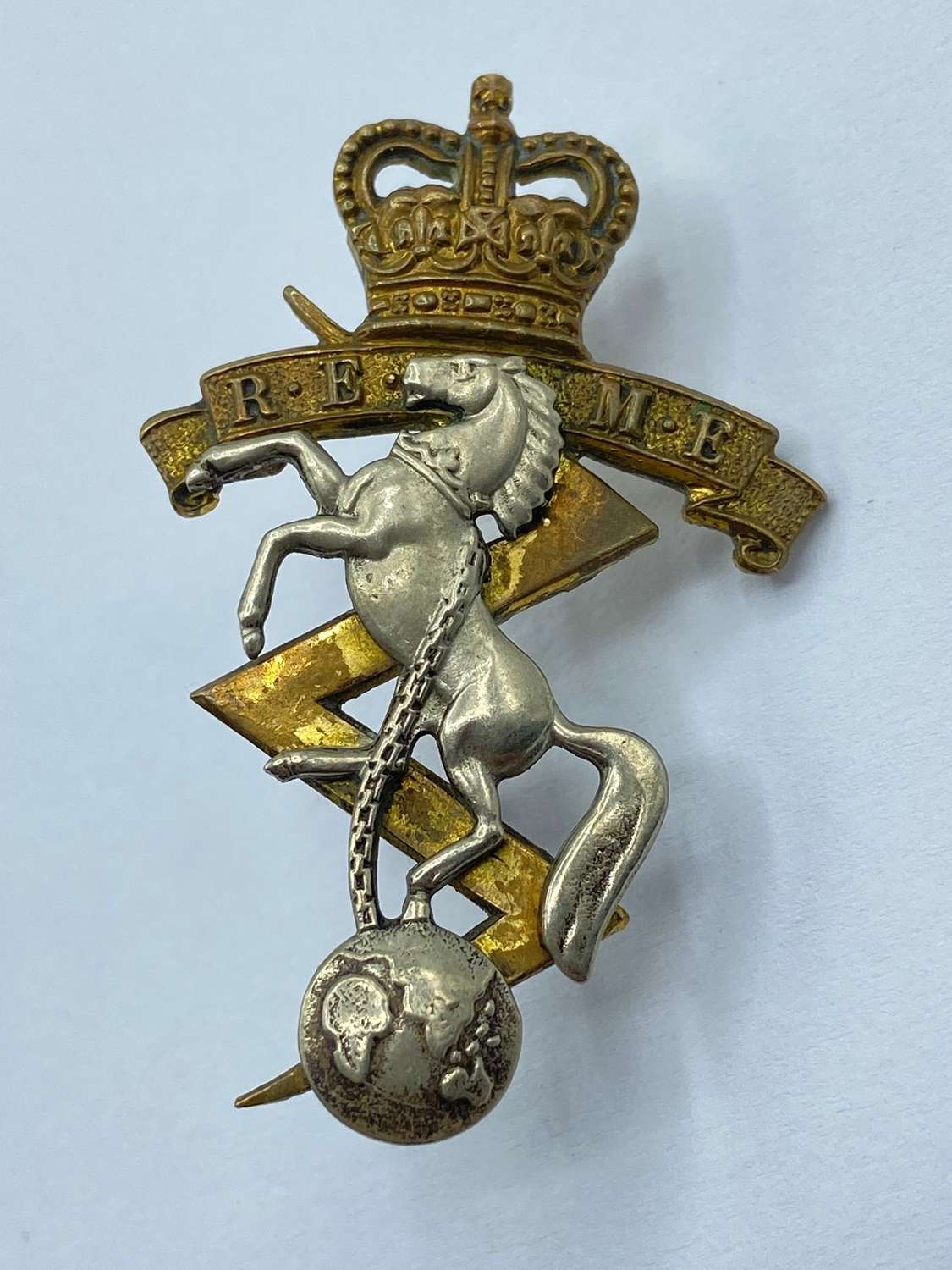 Post WW2 Royal Electrical Mechanical Engineers Cap Badge By Gaunt