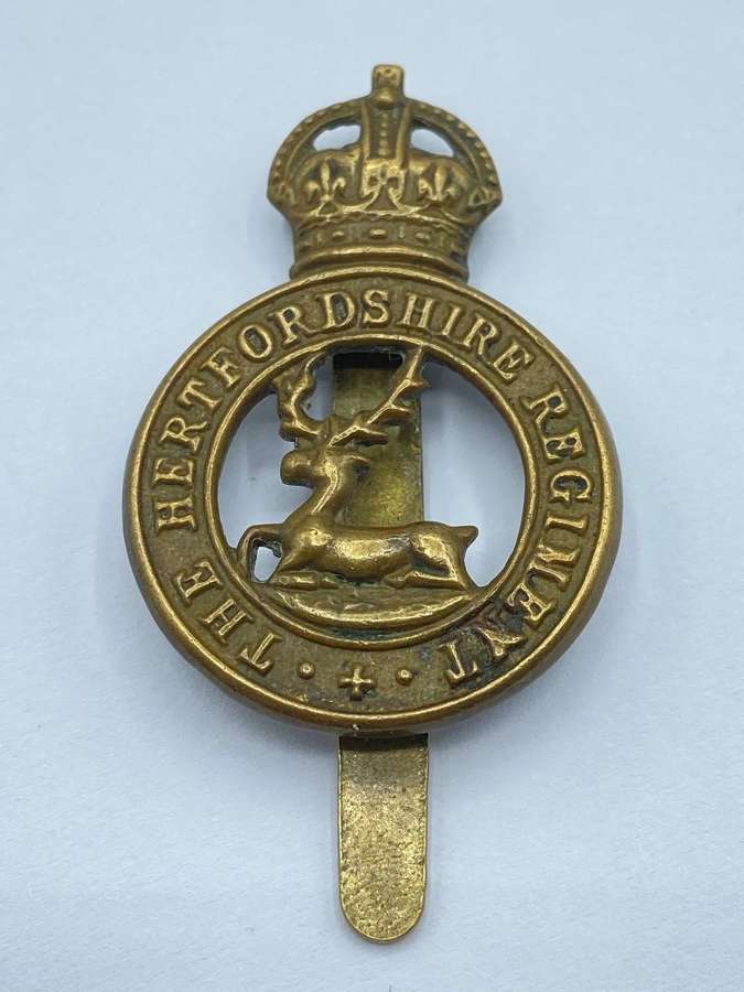 WW2 Period British The Hertfordshire Regiment Slider Cap Badge