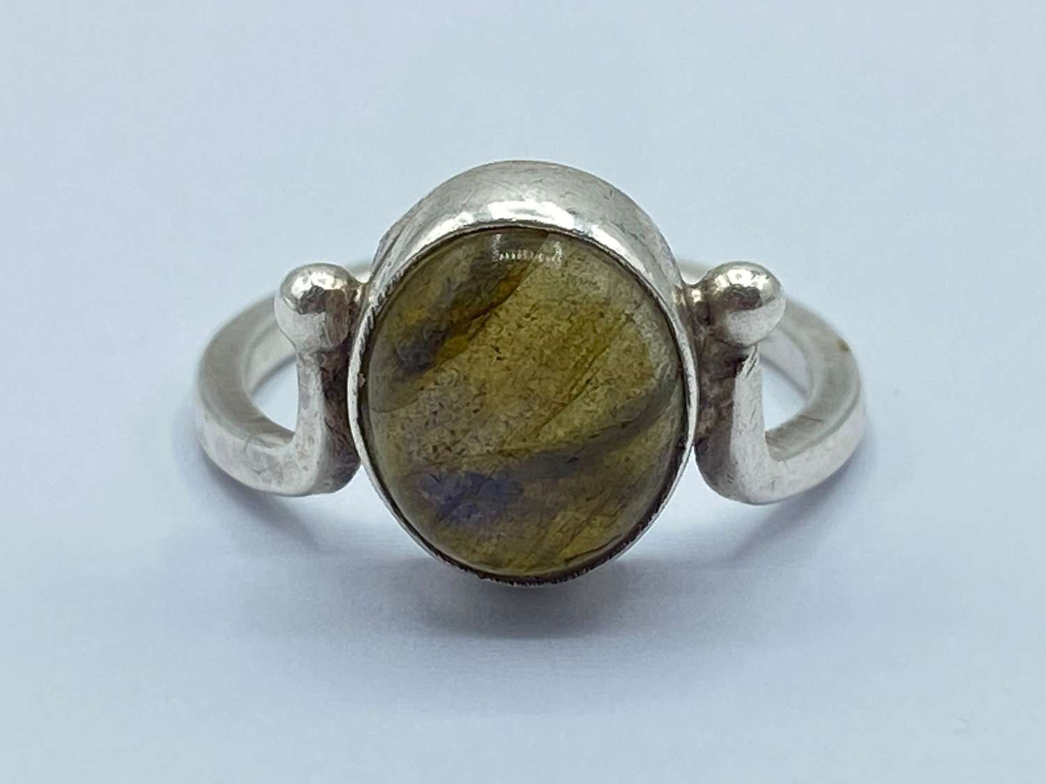 Beautiful Vintage Sterling Silver & Cabochon Labradorite Gemstone Ring
