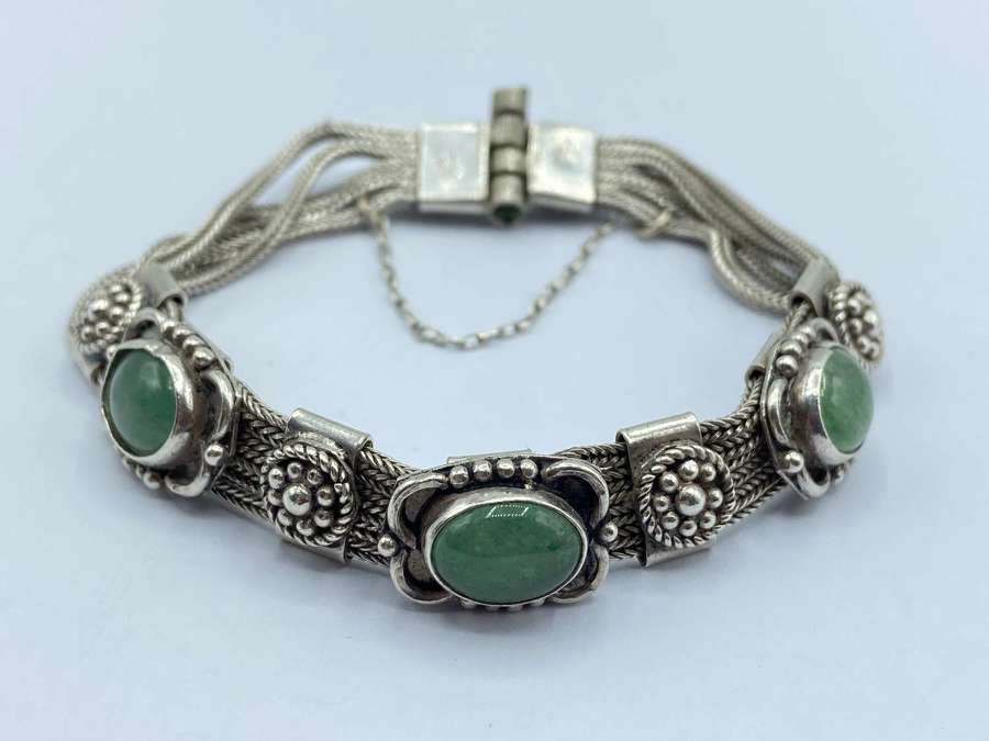 Beautiful Vintage Sterling Silver & Cabochon Green Jade Bracelet