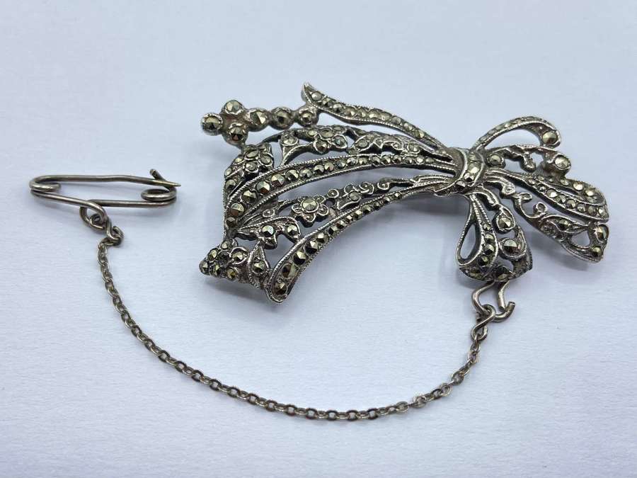 Beautiful Vintage Art Deco Sterling Silver & Marcasite Bow Brooch