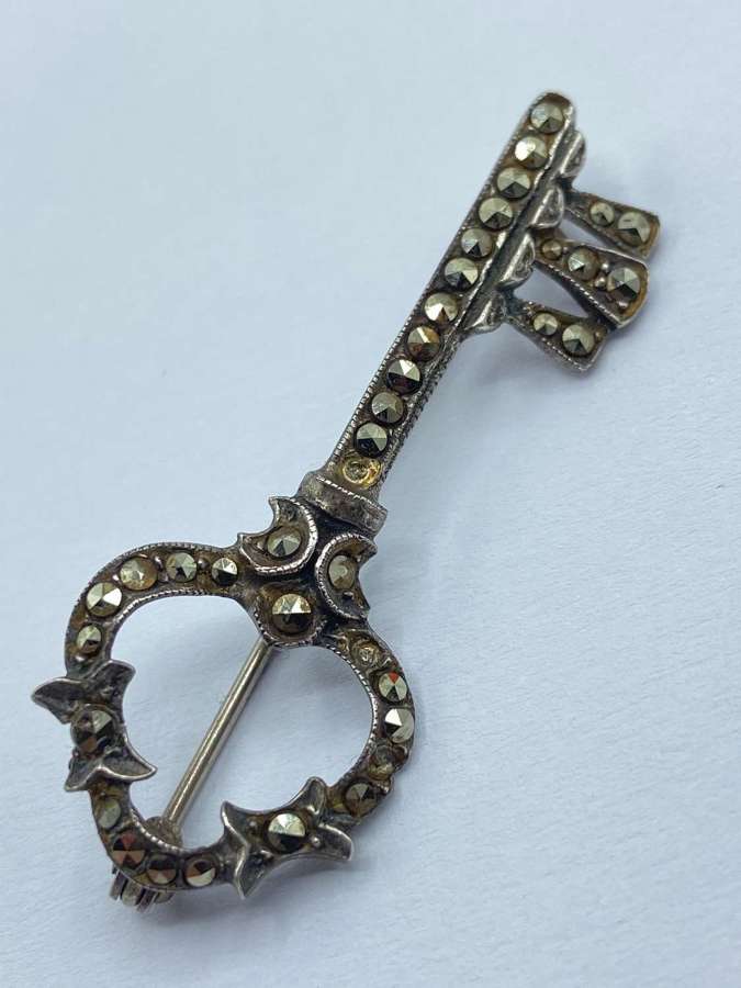 Beautiful Vintage Art Deco Sterling Silver & Marcasite Key Brooch