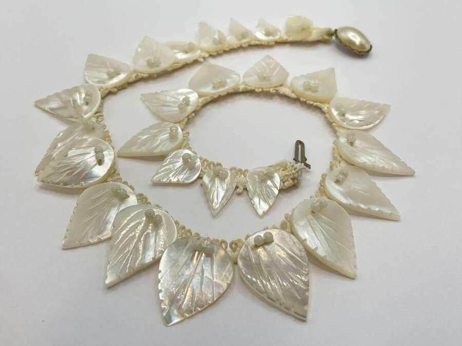 Antique Art Nouveau 1920s Graduated Carved Leaf Mother Of Pearl Necklace